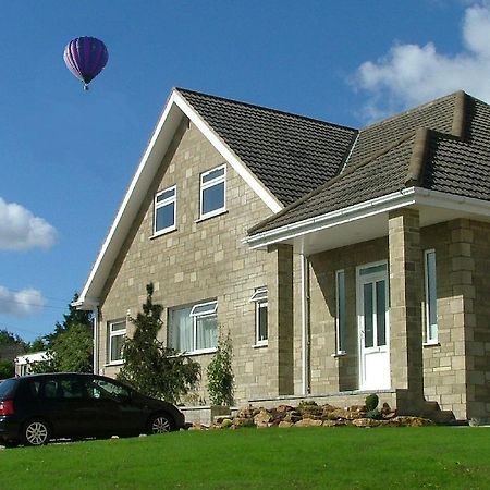 Mead Lodge B&B Коршем Екстер'єр фото