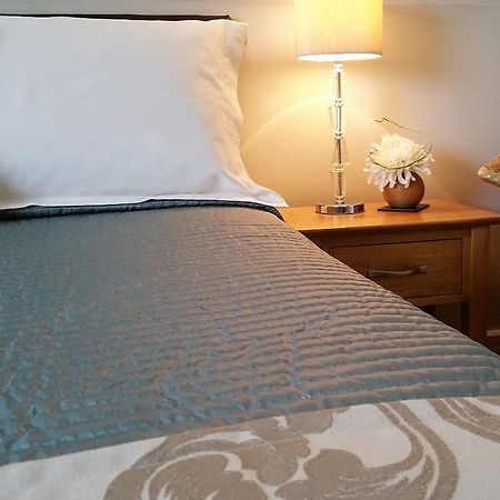 Mead Lodge B&B Коршем Екстер'єр фото